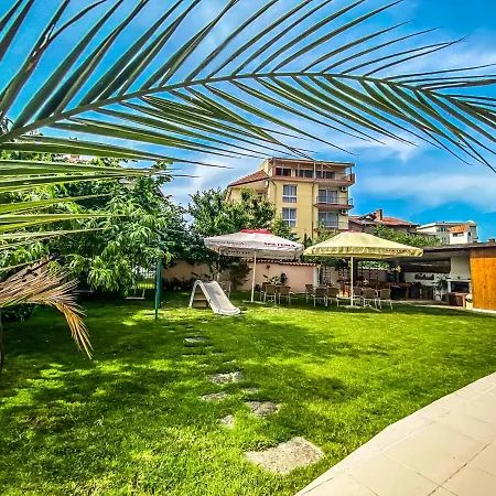 Vanessa Family מלון